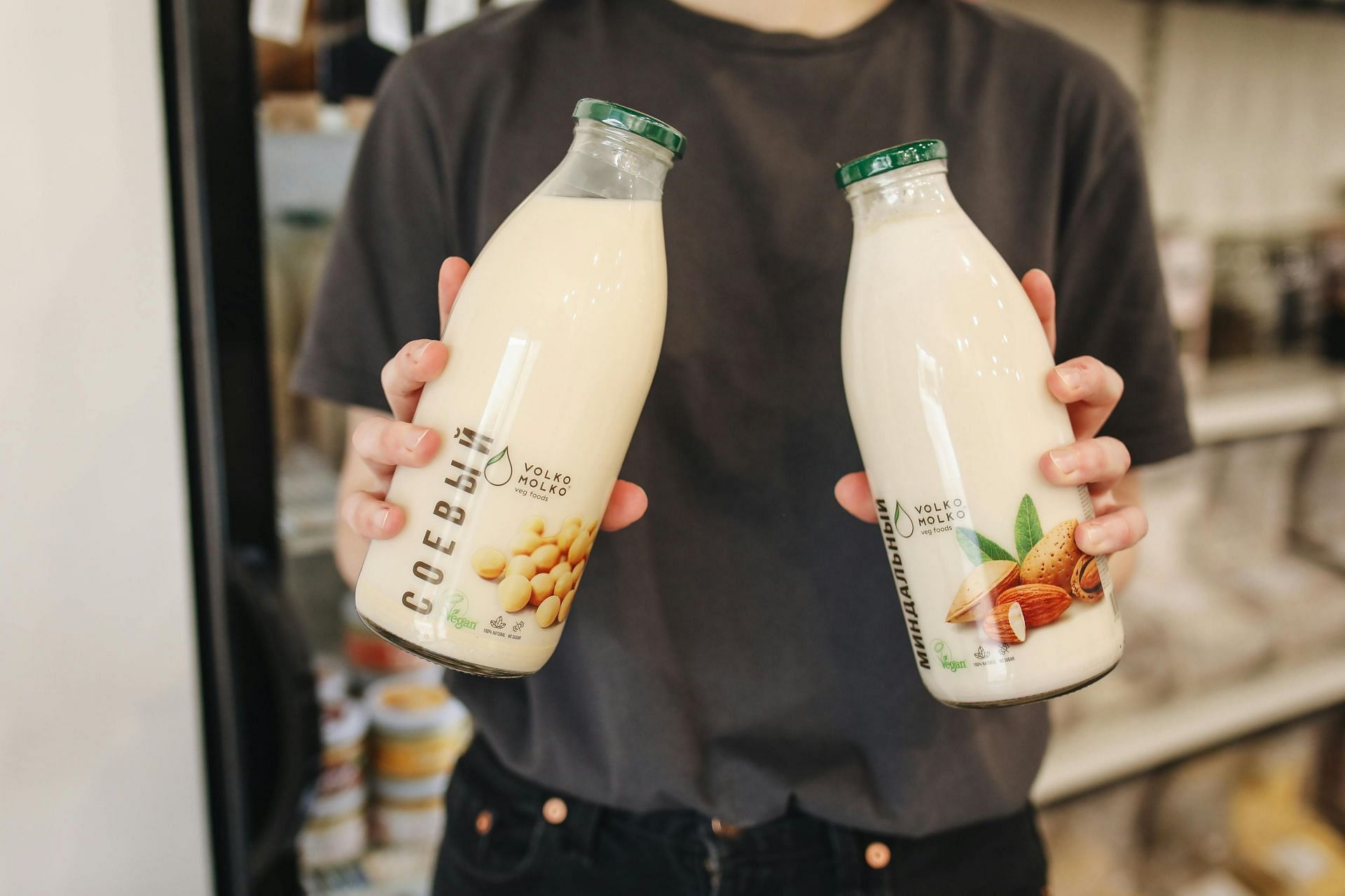 Almond milk side effects (image sourced via Pexels / Photo by polina)